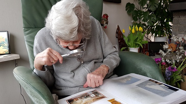 Visuel  image personne âgée sur la déficience visuelle