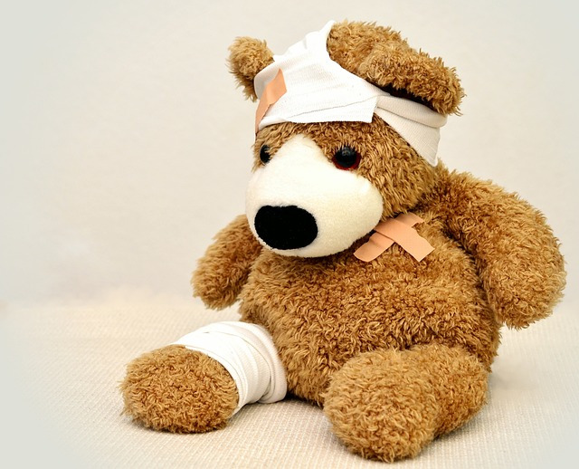 Image : Ours en peluche avec des pansements et bandages