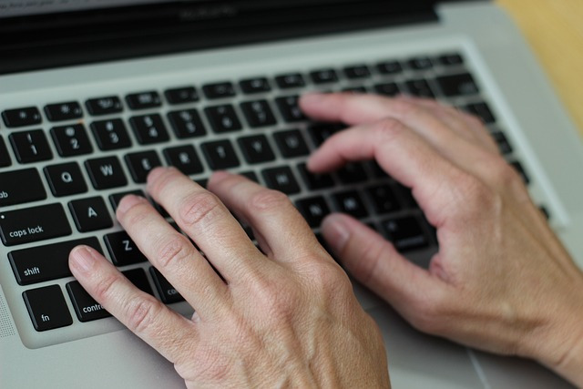 Visuel mains sur le clavier, informatique. 